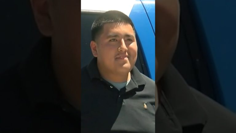 Empleado municipal devuelve un sobre lleno de d&oacute;lares perdido