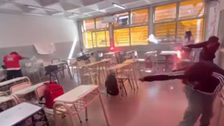 Estudiantes provocan enfrentamiento con bengalas en un salón de clases en Catamarca