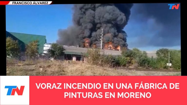 Incendio en almacén de pinturas en Francisco Álvarez: humo visible a 30 km de distancia