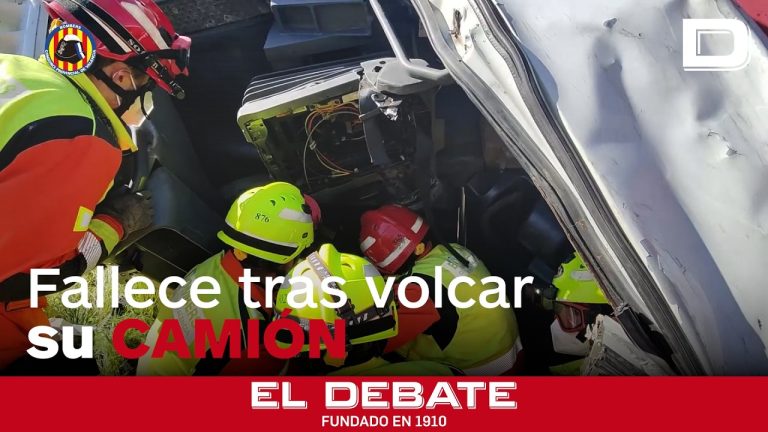 Oficial fallece al caerle un cartel tras accidente de cami&oacute;n en la autopista