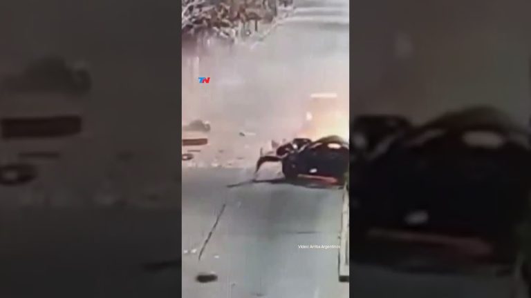 Accidente en Berazategui: veh&iacute;culo incendiado tras perder control por una alcantarilla