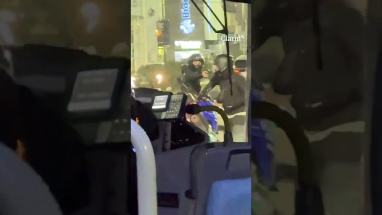 Caos en Lanús: disparos y persecución en una avenida involucrando a pasajeros de un autobús