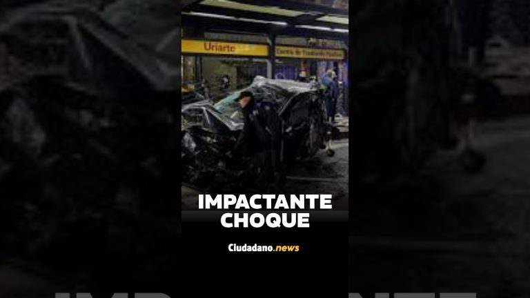 Coche destrozado al colisionar con un bus en el metrobús de Palermo: tres personas heridas