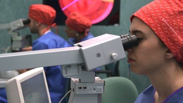 Doctor argentino desarrolla técnica pionera para cirugía ocular y recibe reconocimiento en Italia