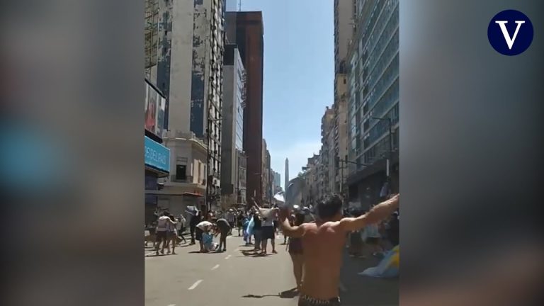 El mal tiempo no detuvo la celebraci&oacute;n de los fans argentinos tras el emocionante triunfo de la selecci&oacute;n
