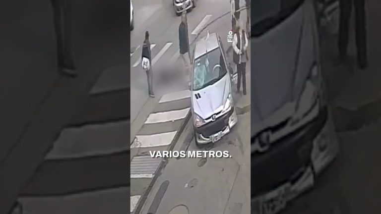 La conductora que embistió a dos peatones en Mar del Plata continúa bajo arresto: indagan sobre una posible organización detrás del documento de conducción falso.