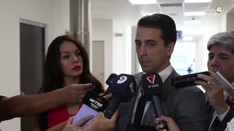 Las acusaciones de una mujer que denunci&oacute; a rugbiers franceses por violaci&oacute;n contra el abogado defensor