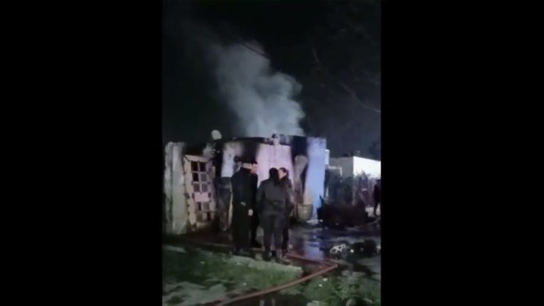 Mujer fallecida y dos niños hospitalizados tras incendio en La Plata.