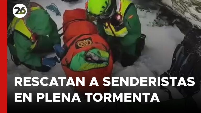 Rescate sorprendente: evac&uacute;an a m&aacute;s de 100 turistas varados en la monta&ntilde;a por una tormenta de nieve que bloque&oacute; sus veh&iacute;culos
