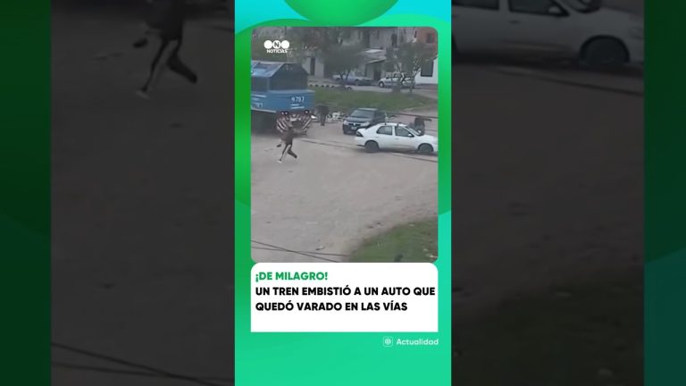 Coche con seis personas es impactado por un tren al quedar detenido en las vías: una mujer permanece atrapada.