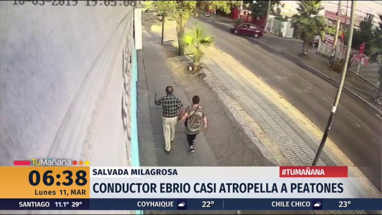 Conductor de 83 años pierde el control, sube a un cantero y atropella a una pareja en la costa.