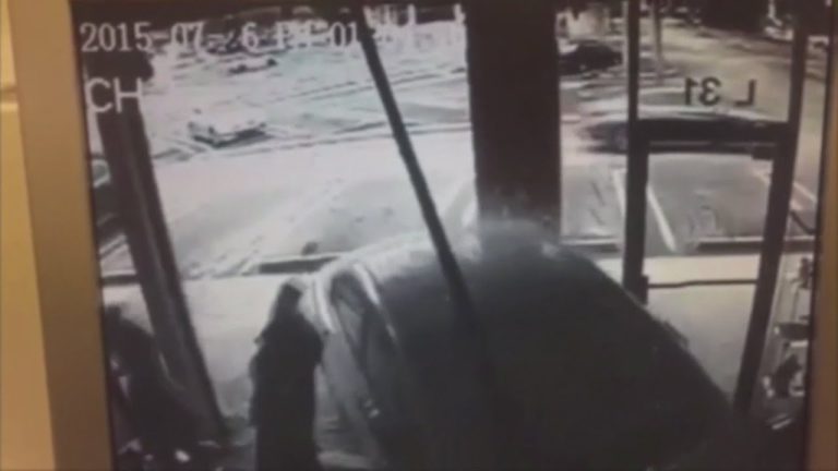 Conductor estrella su coche contra tienda de pintura: imágenes del choque y respuesta del trabajador