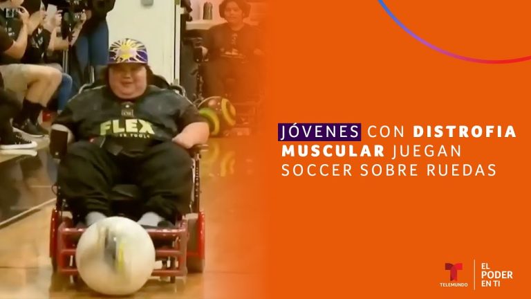 Demostración de andadores en una feria internacional de rehabilitación y ortopedia con expertos globales en fútbol