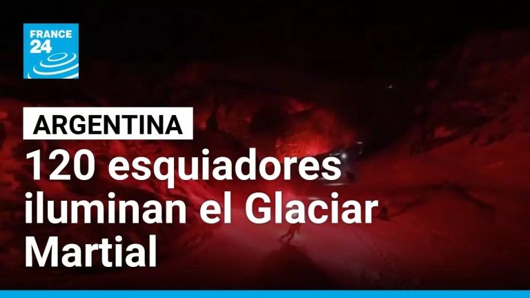 Descenso conmovedor iluminado por más de 100 antorchas en Ushuaia: un cohete al cielo inicia el nuevo ritual de Tierra del Fuego