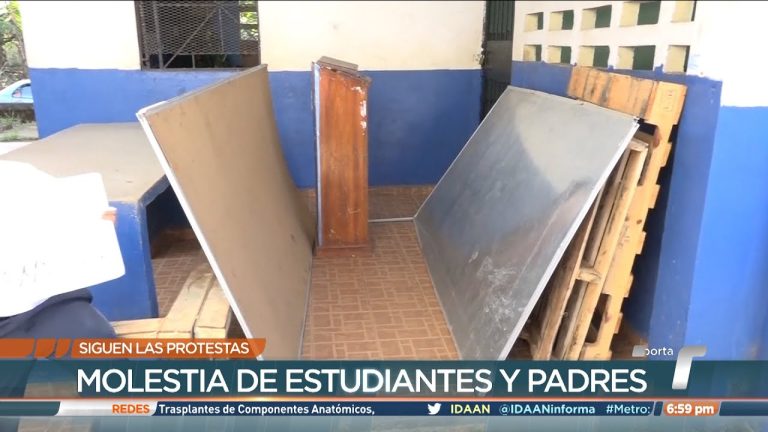 Familias de La Plata protestan: estudiantes asisten en turnos por mal estado de la escuela