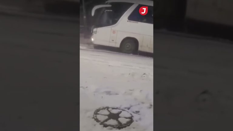 Micros con egresados patinan y chocan varios autos en el centro de Bariloche debido a nevada