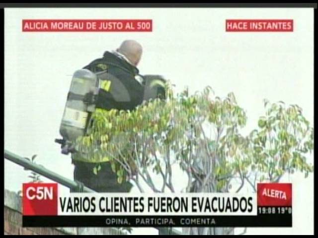 Fuego en conocido local gastronómico de Puerto Madero: evacuación y dos atendidos por emergencias médicas.