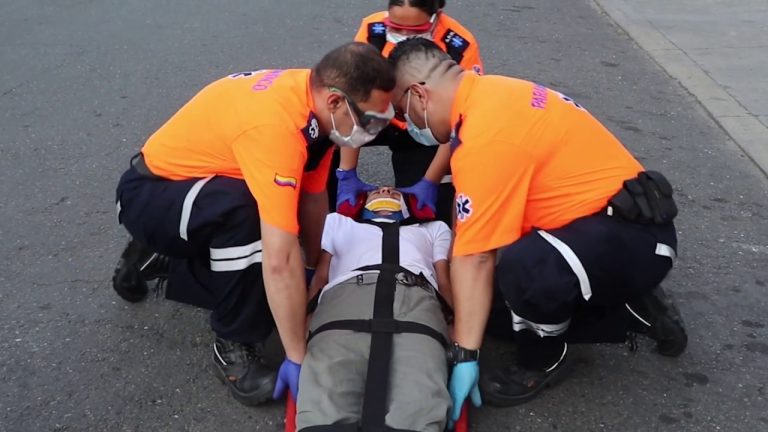 Hombre sufre ca&iacute;da al ser subido a una ambulancia para su traslado