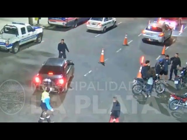 Huye de un control de tráfico, golpea a un agente y lo lleva cinco cuadras en el capó