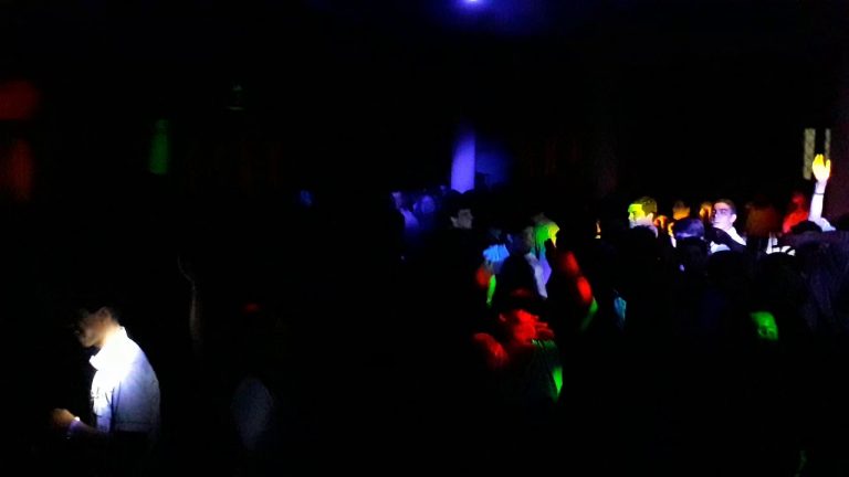 Jugar en el casino antes de salir a bailar: nueva tendencia entre los jóvenes en las discotecas