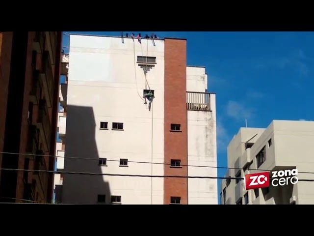 Bomberos auxilian a obreros atrapados en s&eacute;ptimo piso por ruptura de andamio