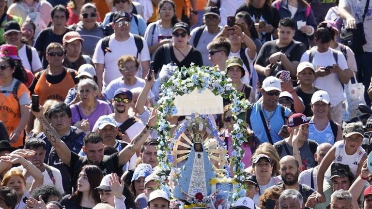 Multitud de devotos camina bajo la lluvia hacia luján en agradecimiento y súplica a la virgen